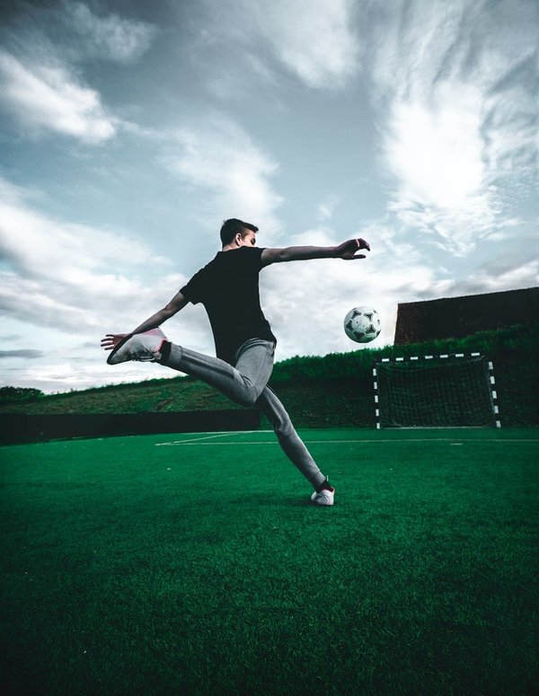 Stratégies clés pour perfectionner votre jeu au football