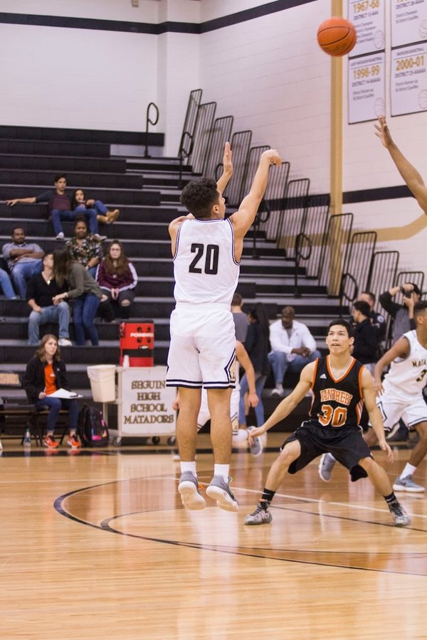 Améliorez votre tir au basket : techniques et astuces infaillibles
